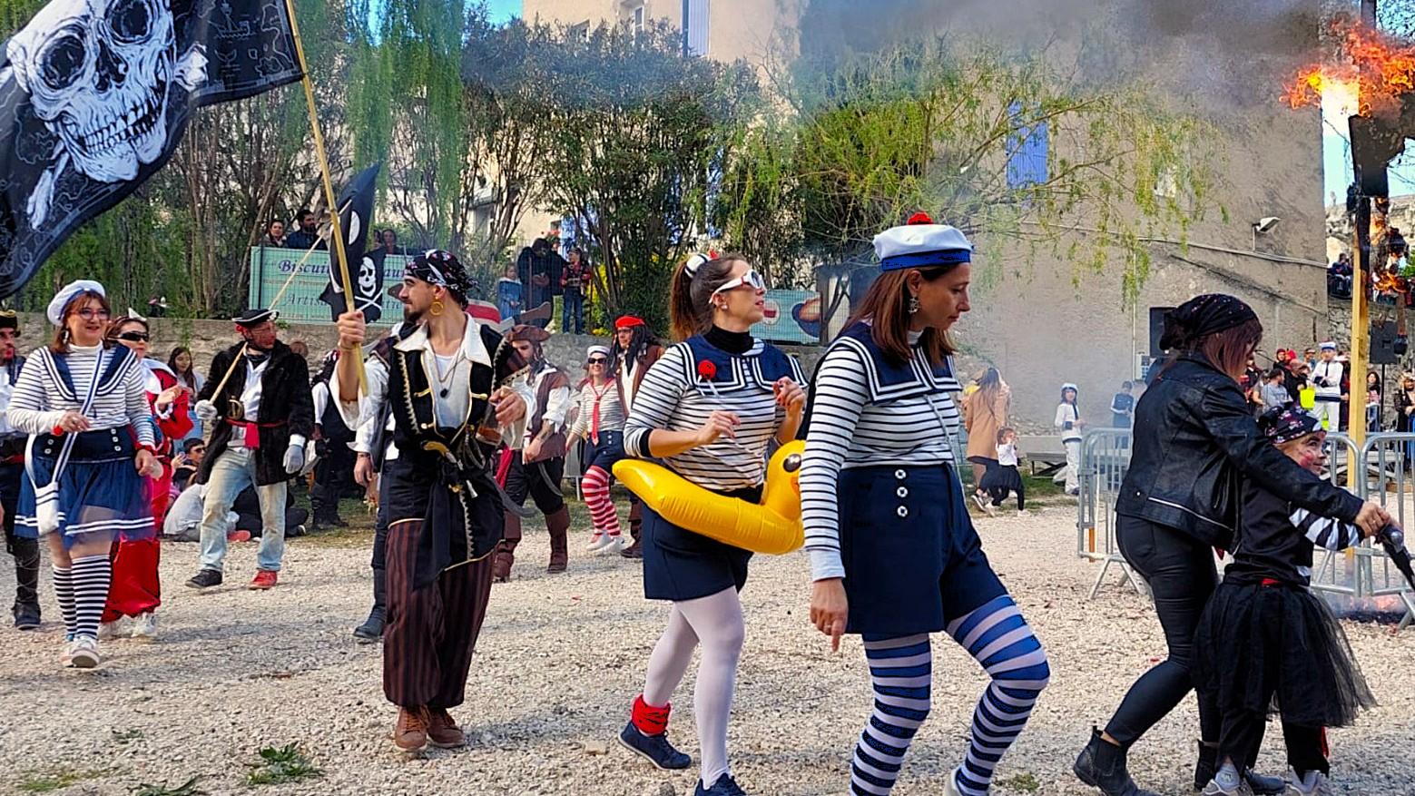 Au cœur du Vaucluse, le Carnaval de Pernes-les-Fontaines transforme le village en féérie provençale